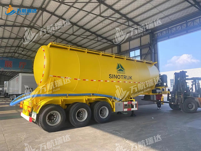 卧式罐粉粒物料运输半挂车